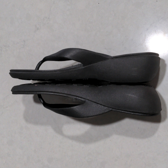 OKABASHI BLACK RUBBER FLIP FLOPS - Picture 7 of 9